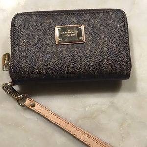 Michael kors Wristlet